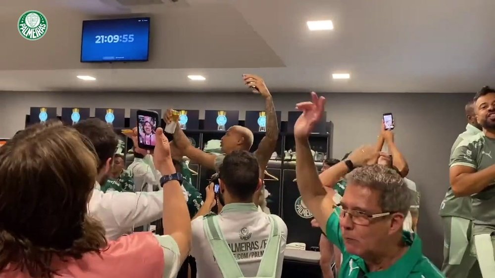 Palmeiras faz festa no vestiário após o título da Libertadores 2021. DUGOUT