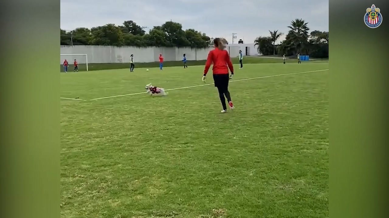 VIDEO: Chivas Women players spend time with their dogs on the training ground