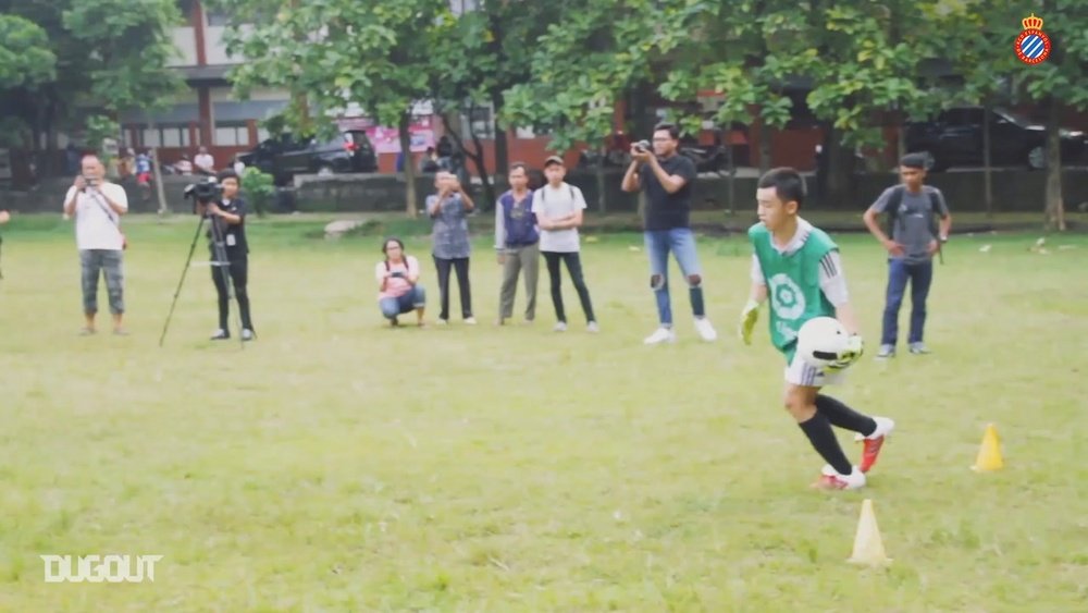Thomas N'Kono teaches kids in Indonesia how to improve as a goalkeeper. DUGOUT