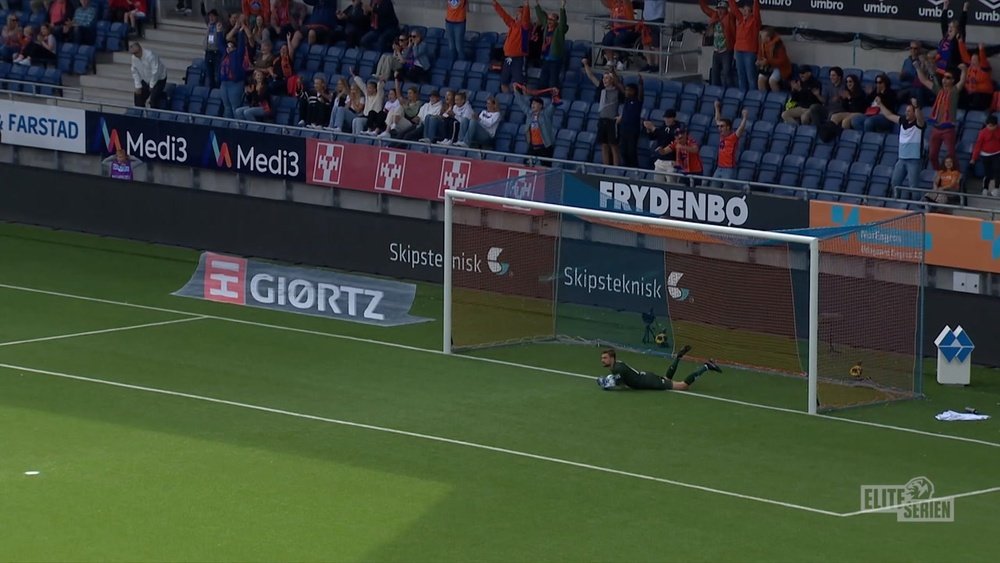 Increíble gol desde el centro del campo en la Liga Noruega. DUGOUT