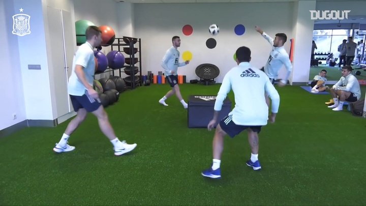 VIDEO: Spain U21 internationals play futnet inside the gym