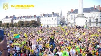 Les célébrations des joueurs du FC Nantes sur le bus. Dugout