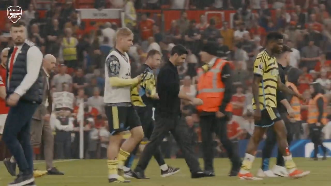 VIDEO: Arsenal celebrate in the rain after crucial Manchester United win