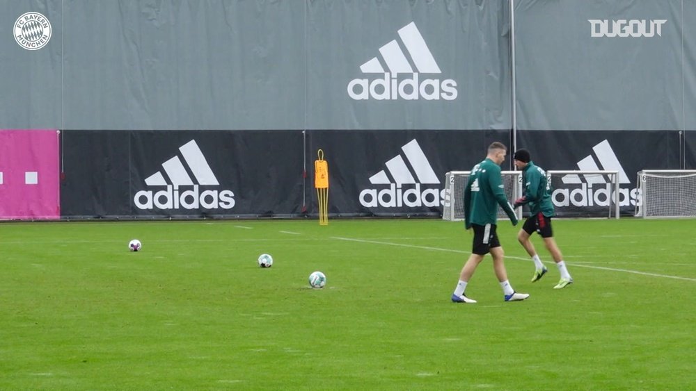 Lewandowski tries his luck as a goalkeeper in Bayern training. DUGOUT