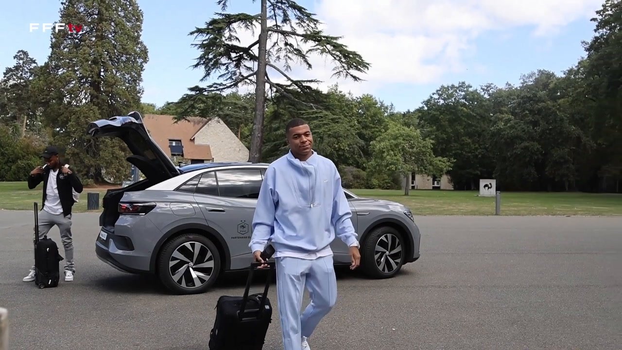 VIDEO: L'arrivo della Nazionale francese a Clairefontaine
