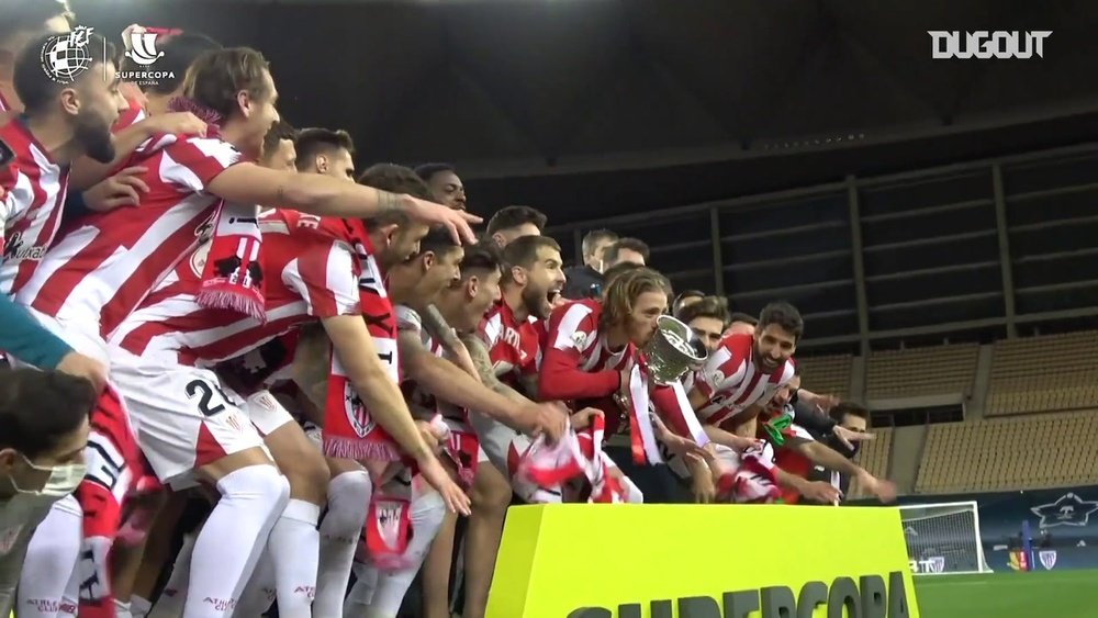 L'Athletic Bilbao soulève la Supercoupe d'Espagne 2020-21. dugout