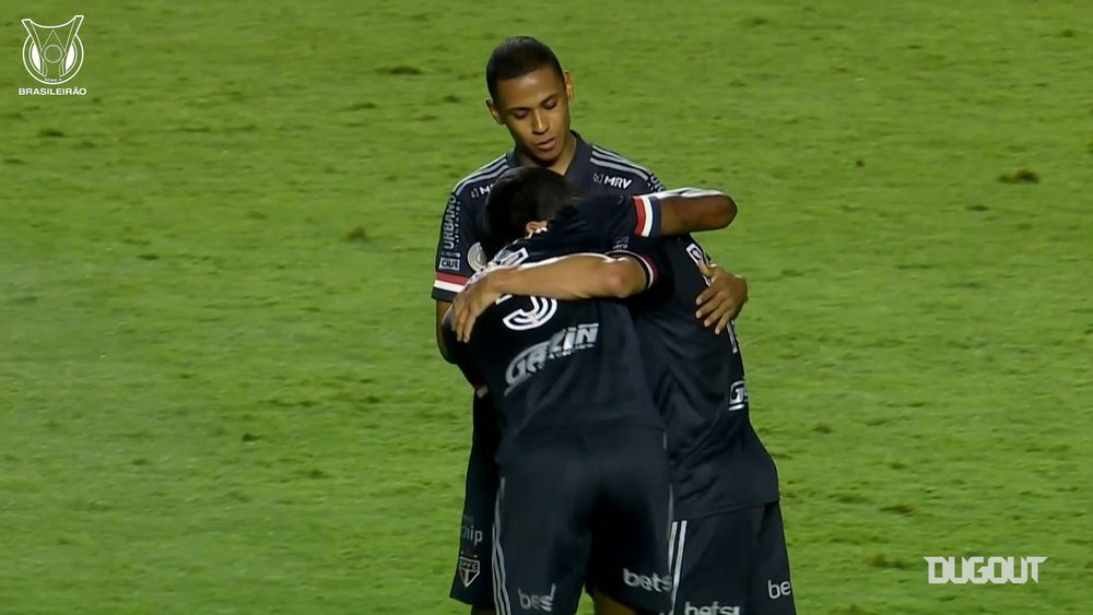 Hernanes completed a 4-0 win for Sao Paulo versus Botafogo. DUGOUT