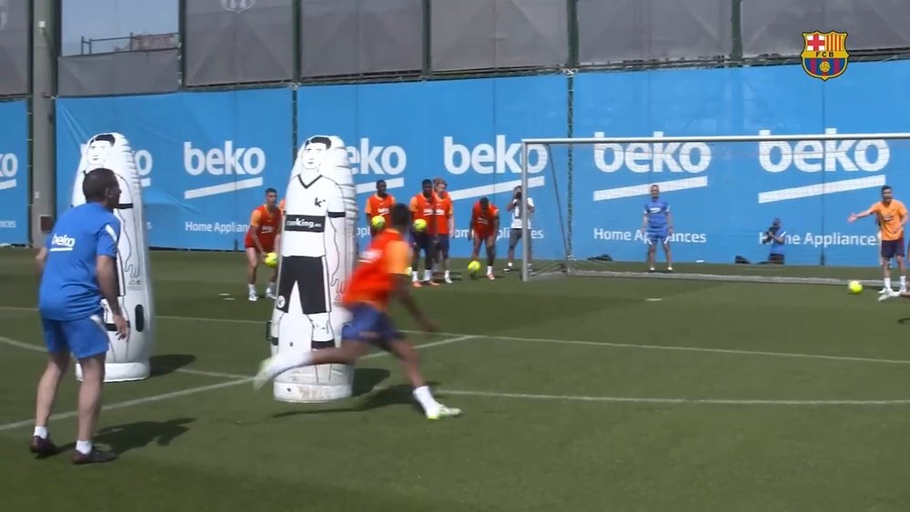VÍDEO: Xavi los convierte a todos en porteros. DUGOUT