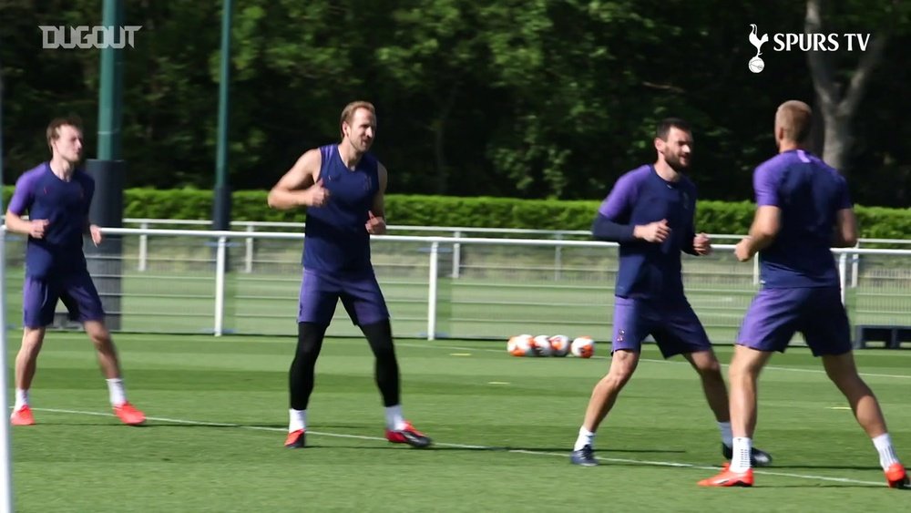 Mourinho acompanha treino do Tottenham para volta da Premier League. DUGOUT