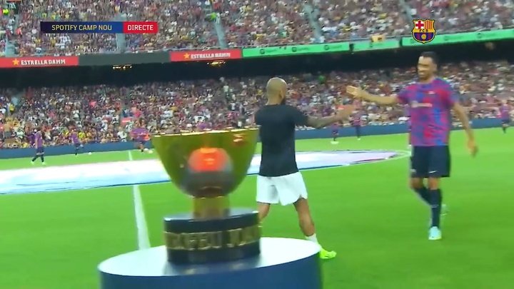 Daniel Alves é homenageado, ovacionado e jogado para o alto no Camp Nou