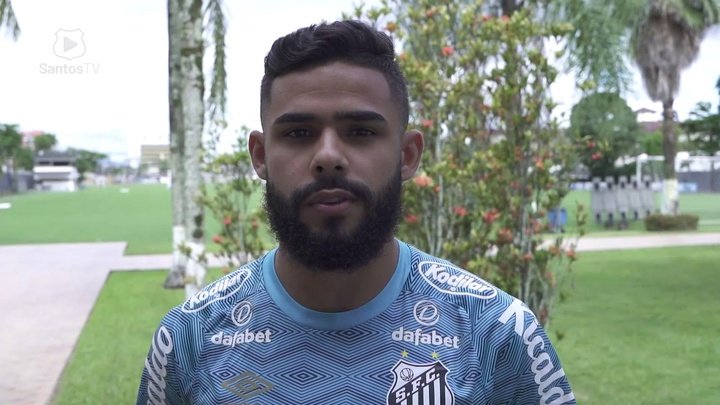 Felipe Jonatan vibra com boas atuações como meia no Santos