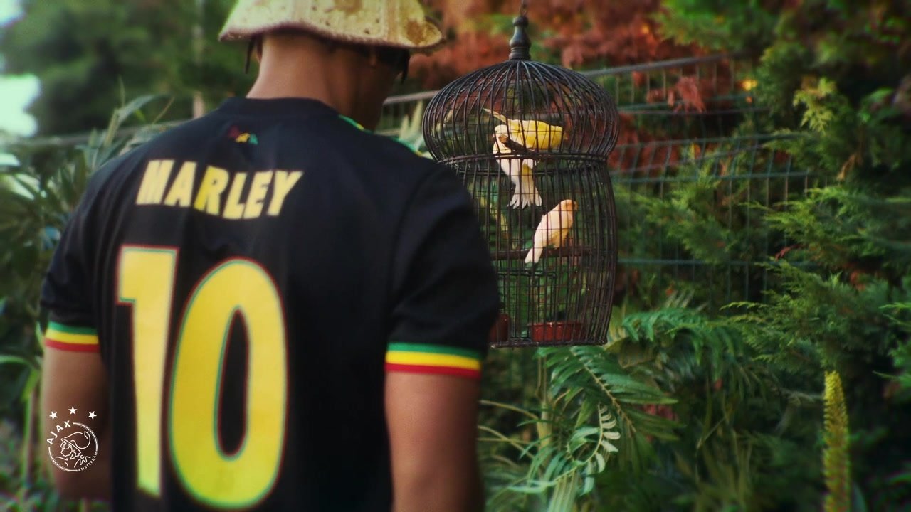 El Ajax, con una equipación inspirada en Bob Marley. DUGOUT