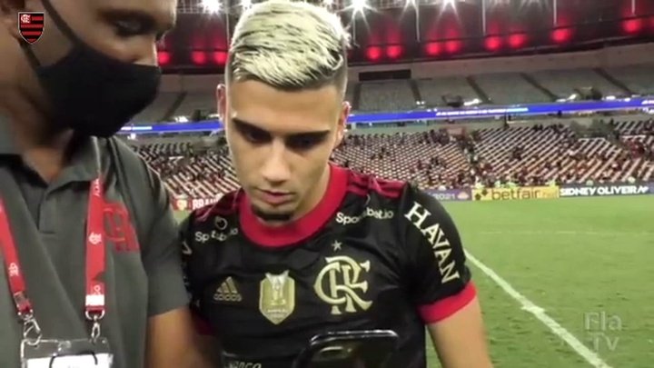 Andreas Pereira revê golaço ainda no gramado do Maraca: 