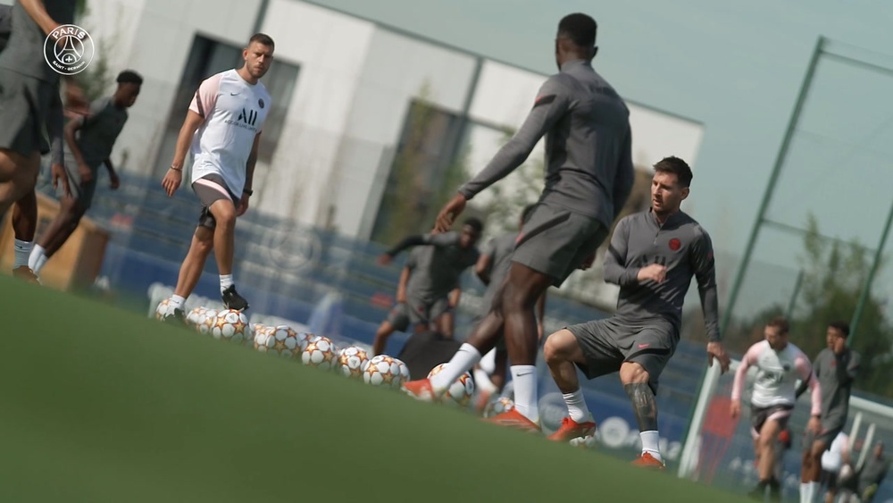 La seduta di allenamento di Messi prima del debutto in Champions. Dugout