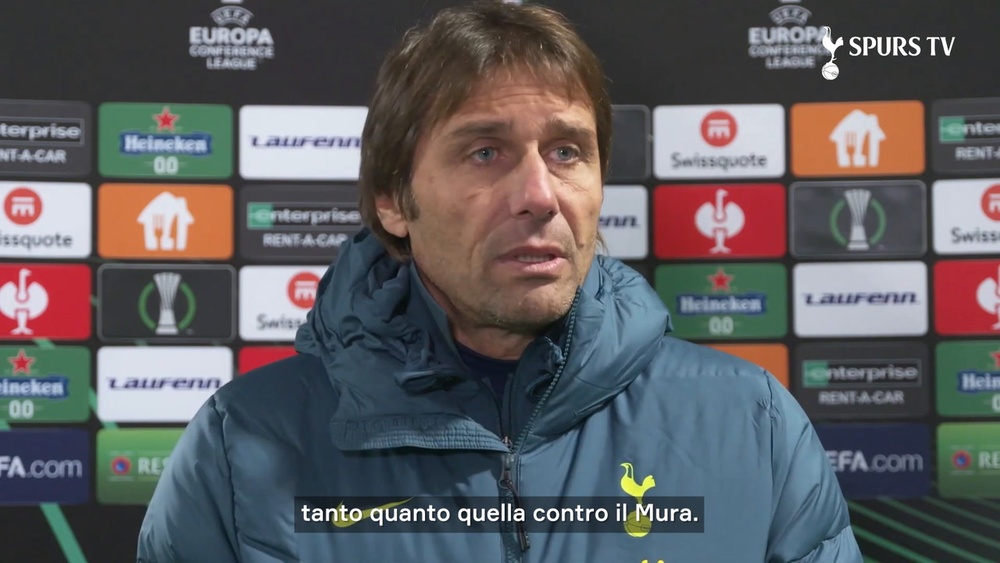 Conte in conferenza stampa. Dugout