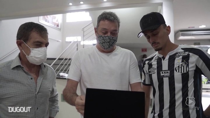 VÍDEO: Diego Pituca recebe homenagem do Santos