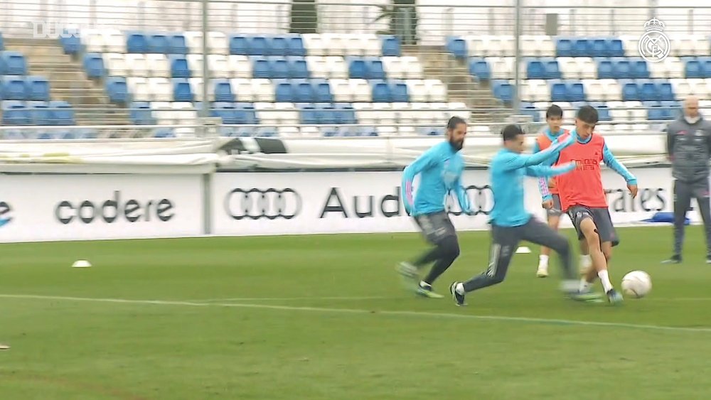 Intense training match on a reduced-sized pitch. DUGOUT