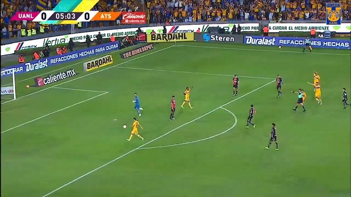 VÍDEO: la roja directa a Vargas por parar un gol fuera del área