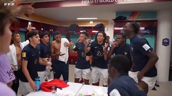 L'équipe de France U17 s'est qualifiée pour la finale de la Coupe du monde grâce à sa victoire 2-1 contre le Mali. Forcément, la célébration dans les vestiaires est magnifique !