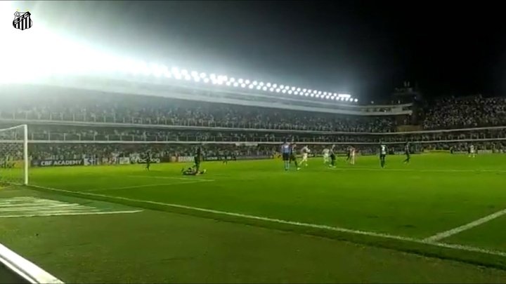 Lucas Braga marca o golo do empate do Santos com o Cuiabá na Vila