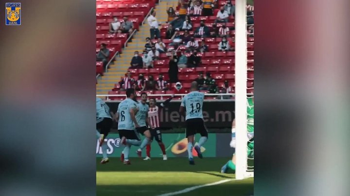 VÍDEO: Pizarro estrenó su nuevo contrato con gol