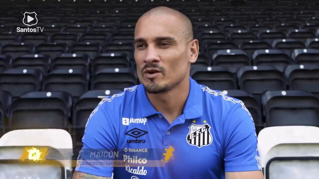 Maicon assina contrato e já treina com companheiros de Santos