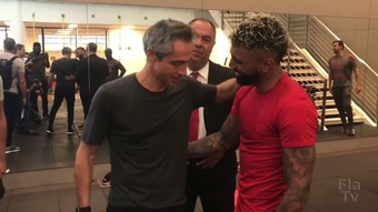 Gabigol e Paulo Sousa se encontram pela primeira vez no CT do Flamengo. DUGOUT