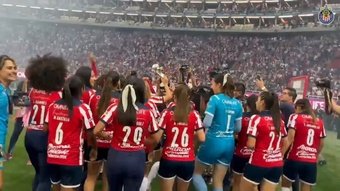 La vuelta olímpica de Chivas Femenil tras ganar el Clausura 2022. Captura/DUGOUT