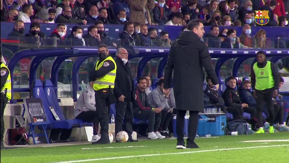 Les réactions de Xavi sur le banc contre Levante. Dugout
