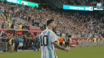 Confira um vídeo especial sobre Lionel Messi ter alcançado 90 gols e 100 vitórias pela Argentina. O craque do Paris Saint-Germain marcou duas vezes na vitória por 3 a 0 sobre a Jamaica, em setembro de 2022.