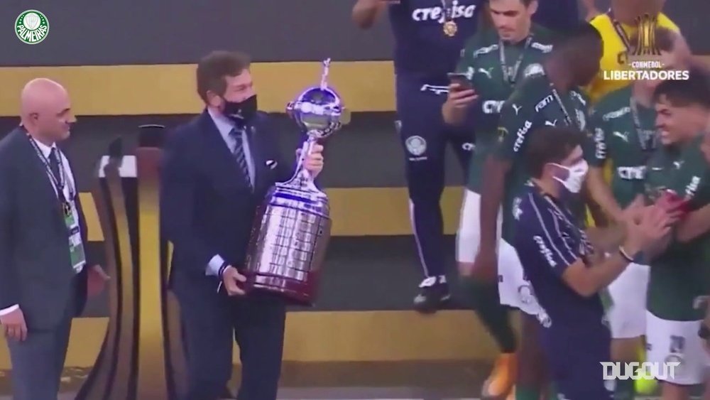 VIDÉO : Palmeiras soulève le trophée de la Copa Libertadores 2021. DUGOUT