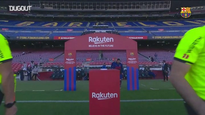 VÍDEO: Maradona é homenageado pelo Barcelona no Camp Nou