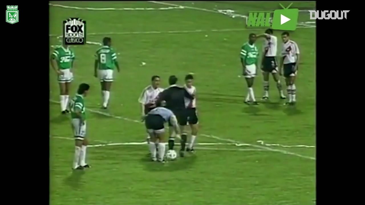 VÍDEO: Higuita marca golaço de falta contra o River