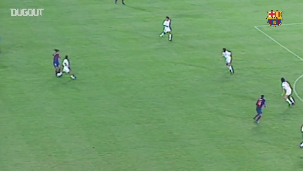 Le premier but magnifique de Ronaldinho avec Barcelone. DUGOUT