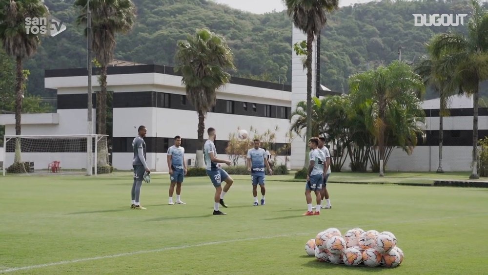 Santos trained before the match. DUGOUT