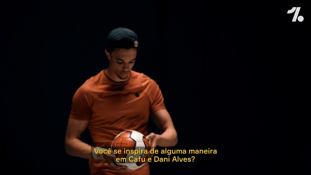 Alexander-Arnold fala sobre inspiração em Dani Alves.