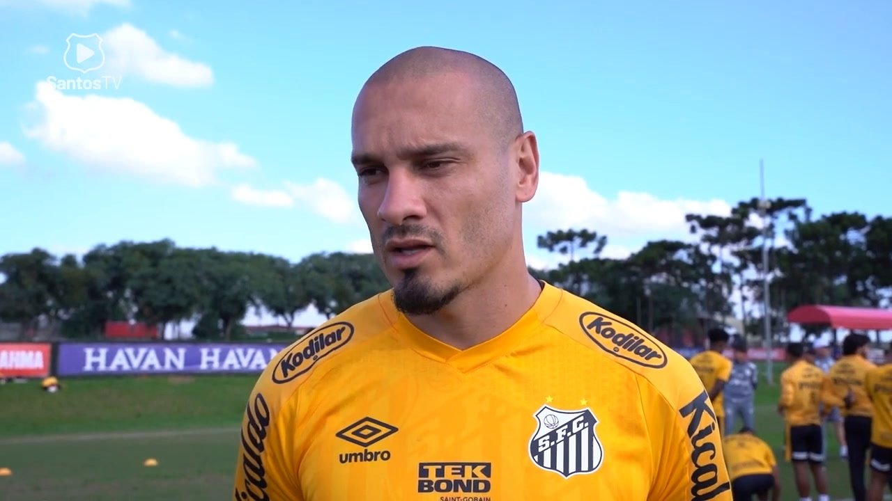 Maicon comenta sua adaptação no Santos e relação com Meninos da Vila
