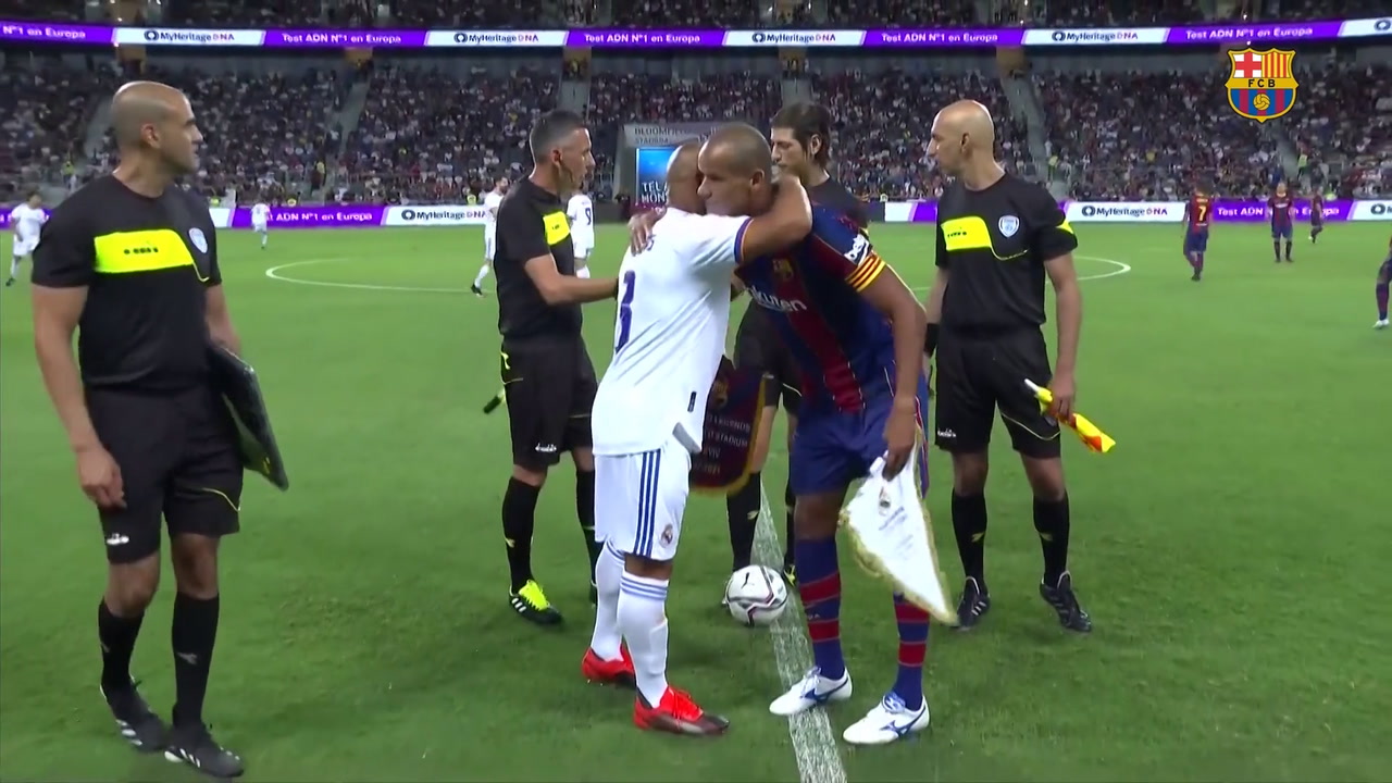 Ronaldinho Gaúcho dá show em jogo de lendas de Barcelona e Real Madrid