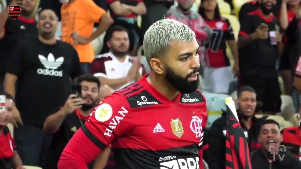 Gabigol canta junto com a torcida do Flamengo.