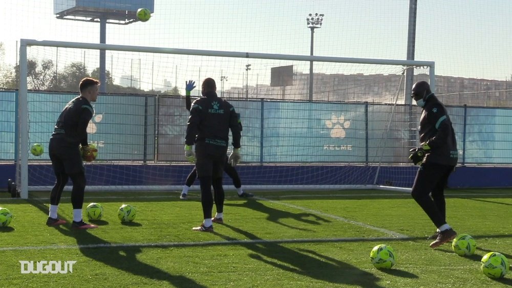 Espanyol goalkeepers work on their reflexes. DUGOUT