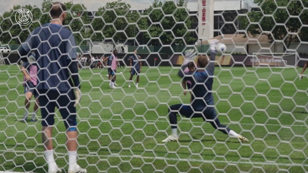 Hakimi et Vitinha s’entraînent devant le but avant d’affronter le Real. DUGOUT