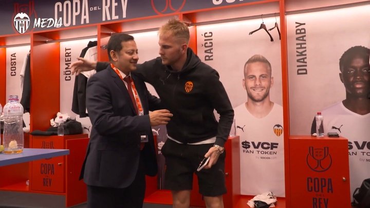 Valencia president consoles players after Copa loss. DUGOUT