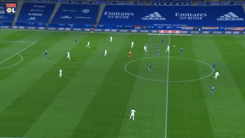 Paquetá recibió de Bruno Guimaraes e hizo un golazo. DUGOUT