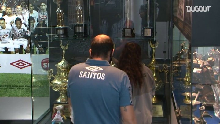 VÍDEO: Santos faz homenagem para destaques das Sereias da Vila