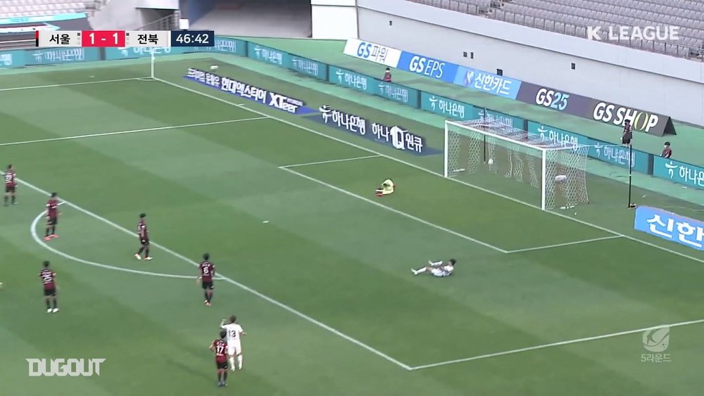 Lee Seung-ki scored a stunning strike for Jeonbuk at Seoul in the K-League. DUGOUT