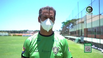 A meio da sua preparação, Marquinhos Santos revê o trabalho da equipa. DUGOUT