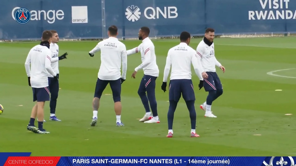 Pochettino travaille la tactique avant le match face à Nantes. Dugout