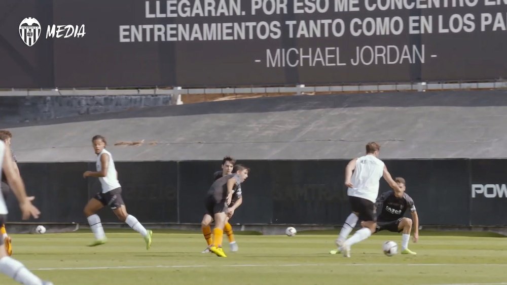El Valencia juega un partido de entrenamiento contra su filial. DUGOUT
