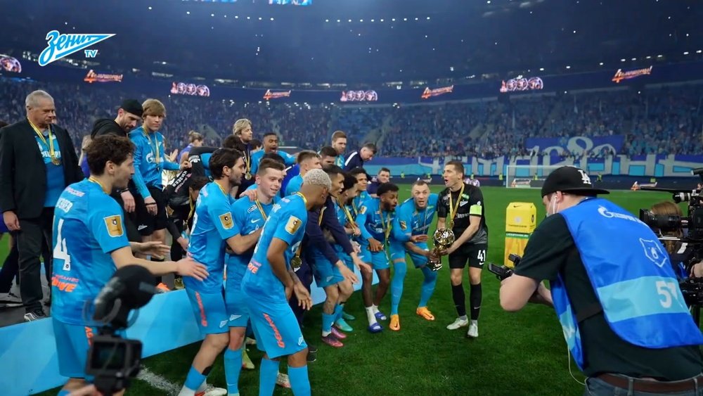 É campeão! Zenit levanta o troféu do Campeonato Russo de 2021/22