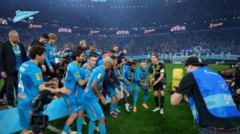 Zenit levanta o troféu do Campeonato Russo de 2021/22. DUGOUT